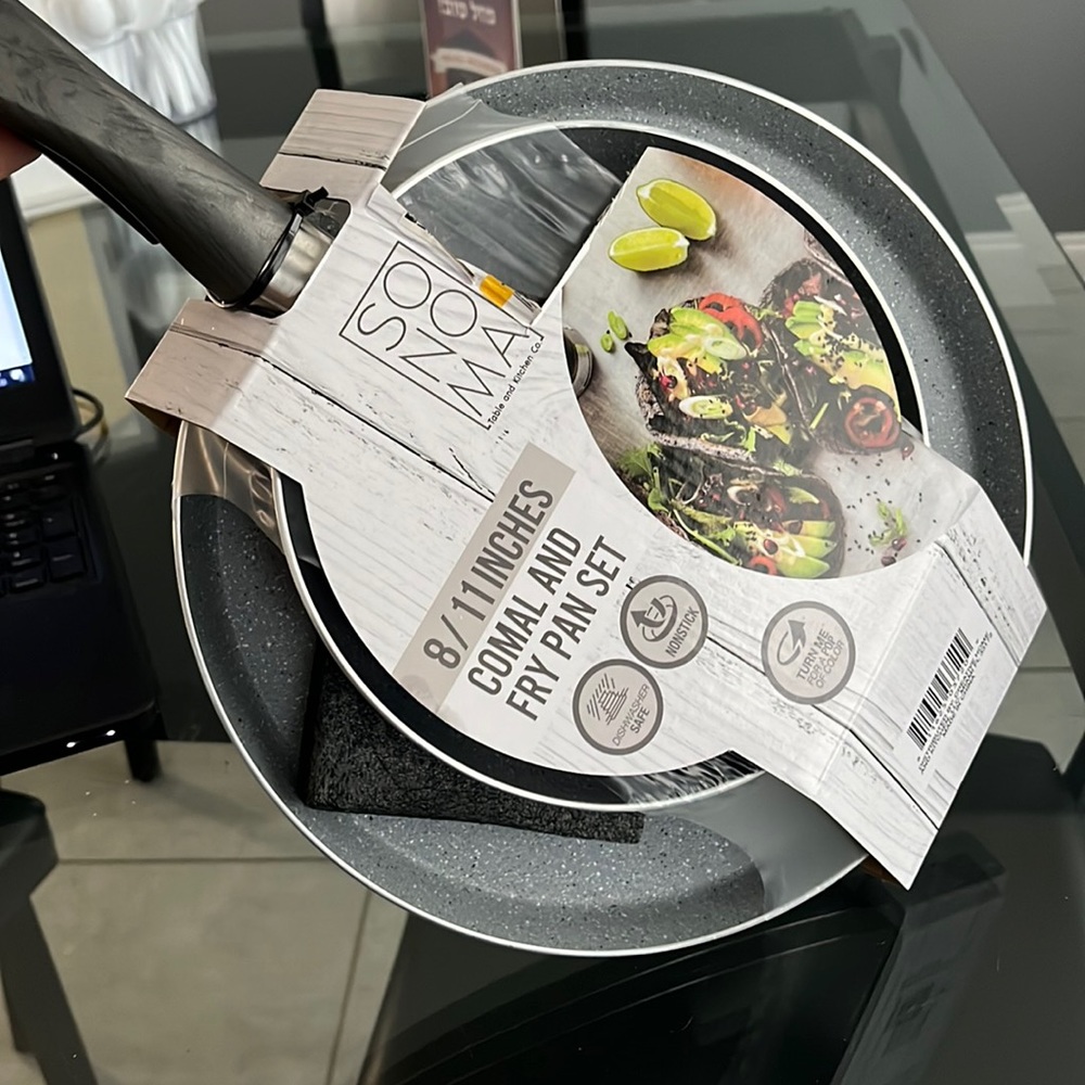 New! Set of 2 frying pans -- Aunt bought them for me but I don't need it!